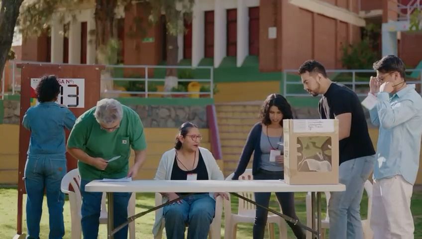 Vista general de una mesa de sufragio en funcionamiento